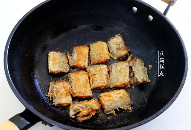 煎帶魚，這方法真是簡單又方便，用油少，不腥還特別入味 熱愛美食 第9张