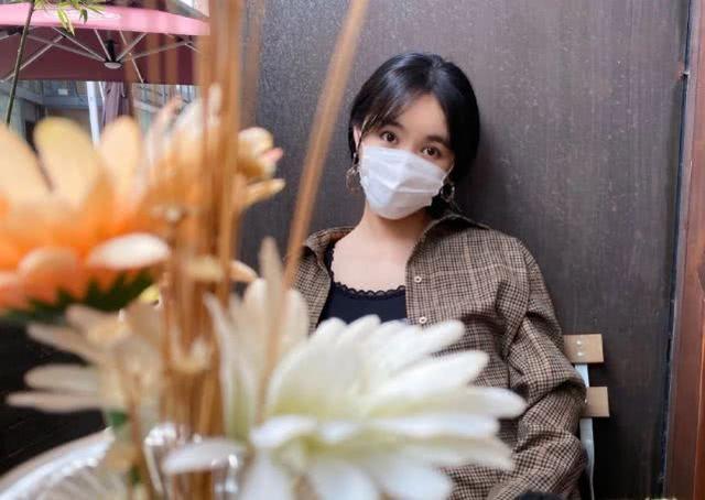 李菲兒太會秀了！復古格紋襯衫配自行車褲，一雙美腿讓人羨慕不已 娛樂八卦吃瓜 第4张