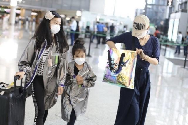 馬伊琍帶女兒旅行，和女兒相處像朋友，倆女兒戴口罩能看出顏值高 娛樂八卦吃瓜 第4张