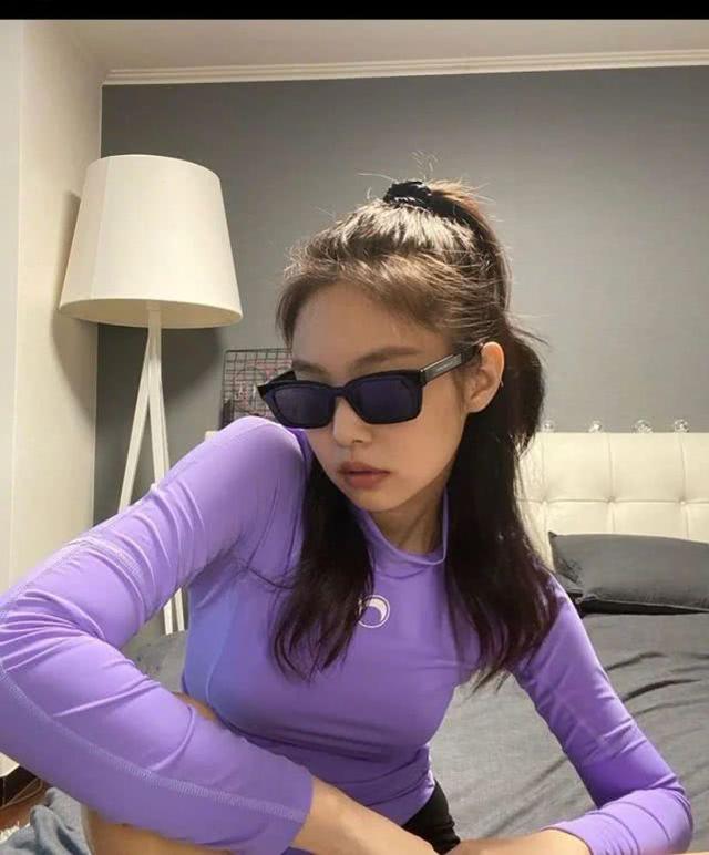 jennie自拍太養眼！親身示範「富家女穿搭風」，時髦中又不失貴氣 娛樂八卦吃瓜 第2张