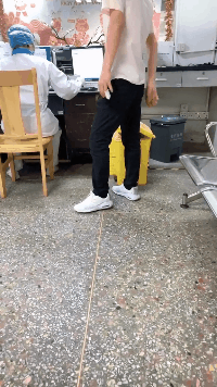 「一直以為這個洞是放手指的，我才發現我錯了」，太尷尬了哈哈哈 搞笑整蠱 第18张