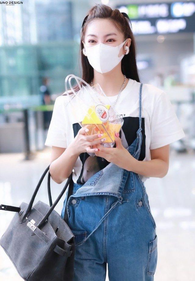 張雨綺機場玩轉眼神殺，一襲背帶褲太撩人，實力演繹「甜酷女孩」 娛樂八卦吃瓜 第2张