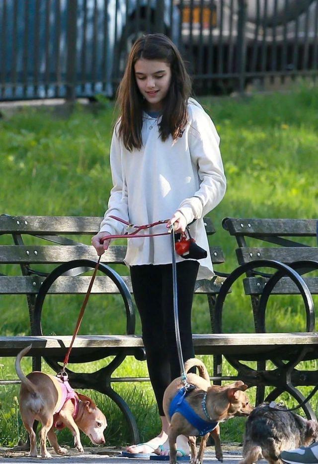 14歲蘇瑞現身街頭，穿粉色連衣裙俏皮可愛，還未成年就有超模身材 娛樂八卦吃瓜 第7张