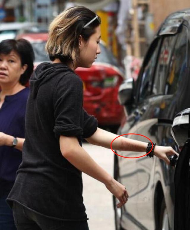 同樣是成龍的孩子，為啥房祖名坐擁220億財產，小龍女卻淪落街頭 娛樂八卦吃瓜 第19张