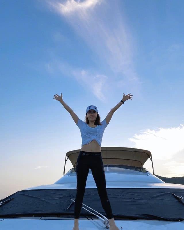 黎姿兒童節曬仨女兒近照，女兒們各個調皮，六一活動變爬樹比賽 娛樂八卦吃瓜 第7张