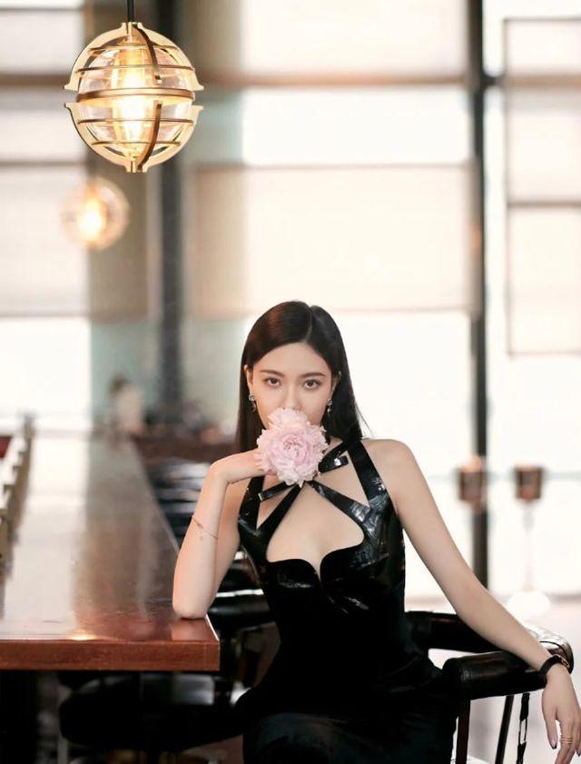 宋妍霏著裝太大膽！衣前只用細細綁帶遮擋秀性感，風光乍現真吸睛 娛樂八卦吃瓜 第1张