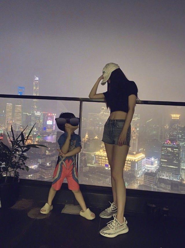Angelababy當媽太稱職！工作再忙也不忘帶娃，和小海綿感情深 娛樂八卦吃瓜 第2张