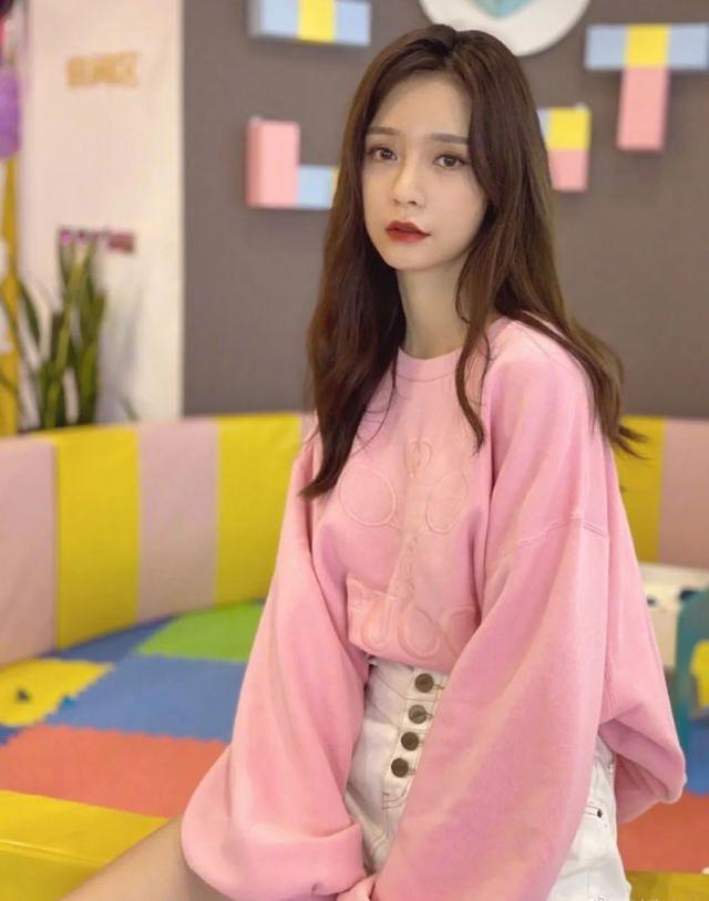 沈夢辰曬照撞臉Angelababy？穿​粉衛衣配短褲秀美腿，海濤好眼光 娛樂八卦吃瓜 第1张