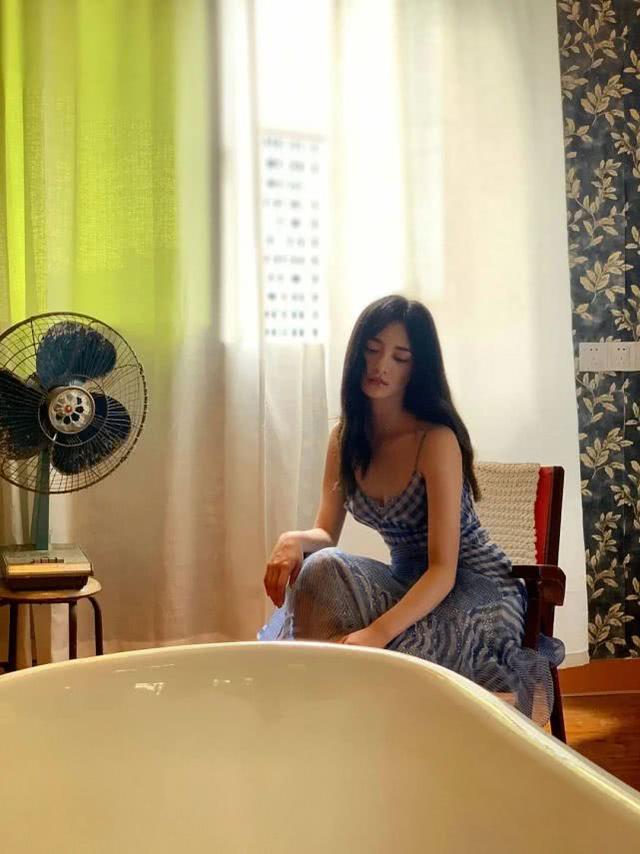 周潔瓊示範少女穿搭！白T配牛仔褲走機場，網友：褲子怎麼歪了？ 娛樂八卦吃瓜 第8张