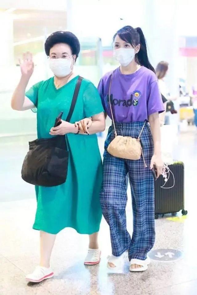伊能靜與大17歲婆婆走機場，婆婆長裙配貴婦頭太精緻，兩人像姐妹 娛樂八卦吃瓜 第2张