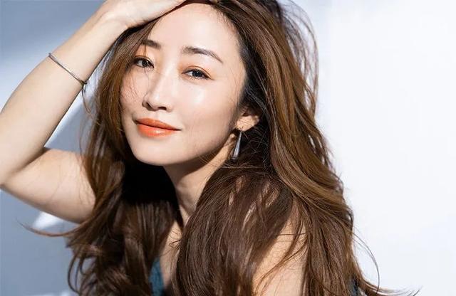 20歲容貌，卻是45歲的年紀，愛練瑜伽的她，活成花一樣的年紀 健身減肥達人 第2张