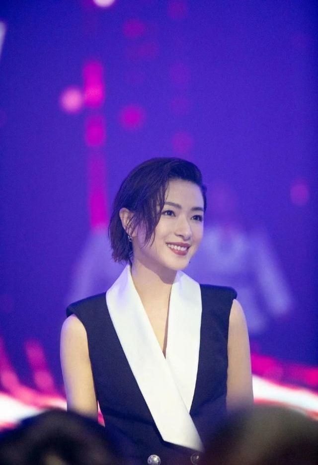 39歲萬茜出席活動，赫本風連衣裙配油頭又A又颯，不愧「萬人迷」 娛樂八卦吃瓜 第1张