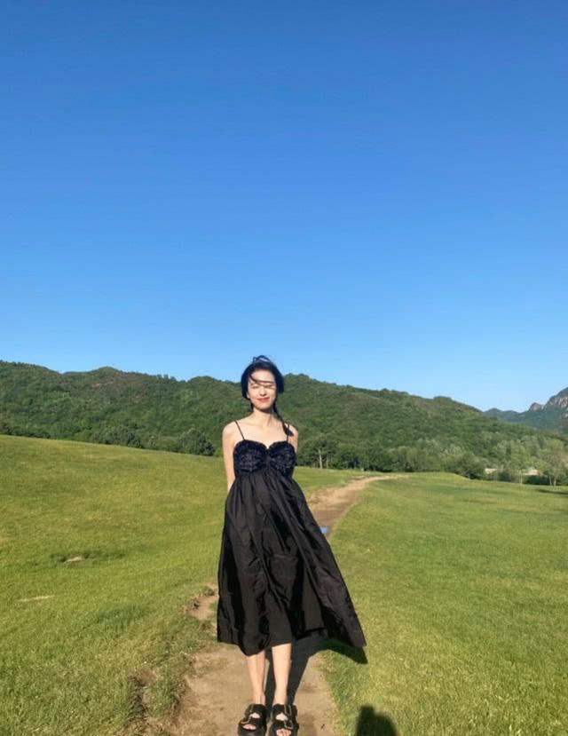 周雨彤私服穿搭太個性！帥氣甜美不同風格完美駕馭，有顏任真任性 娛樂八卦吃瓜 第15张