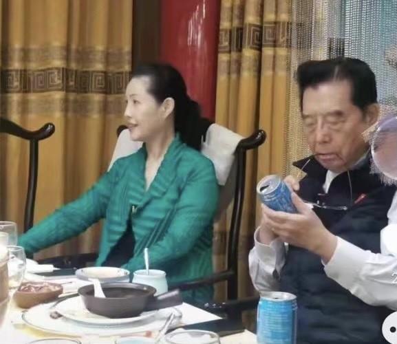 李雙江夢鴿罕見合體露面，參加友人葬禮表情沉重，兒子仍舊未露面 娛樂八卦吃瓜 第3张