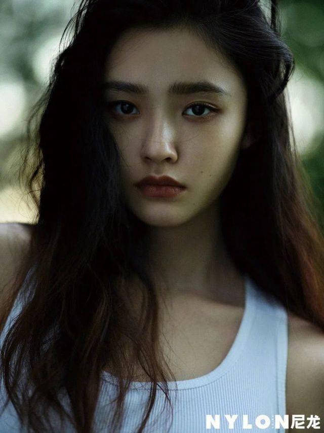林允雜志大片曝光，穿法式復古裙裝配野生眉，演繹慵懶森系美少女 娛樂八卦吃瓜 第4张