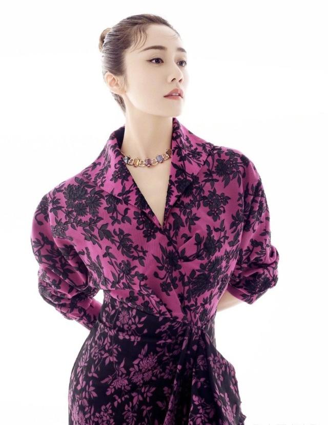 鄭鈞嬌妻劉芸拍攝大片，穿低領禮服秀性感，姐姐綜藝被淘汰很可惜 娛樂八卦吃瓜 第1张