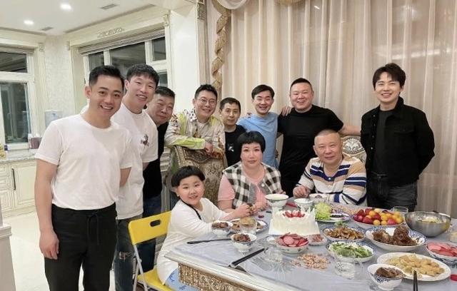 郭德綱老婆王惠慶祝生日，三口人坐c位，繼子郭麒麟卻站角落 娛樂八卦吃瓜 第1张