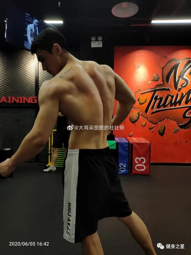 190斤肌肉男，身材媲美男模，網友：這身材我服了 健身減肥達人 第16张