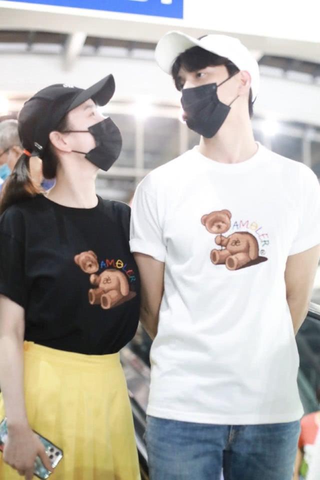 張檬小五機場秀恩愛！張檬扎馬尾戴棒球帽顏值回春，減齡感十足 娛樂八卦吃瓜 第5张