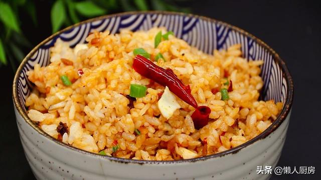 這是懶人燜飯的做法，大米里加一塊火鍋底料，打入3個雞蛋 熱愛美食 第15张