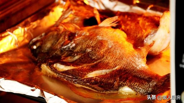 夏季，吃著烤魚，喝著啤酒，生活很愜意，這是家庭版烤魚的做法 熱愛美食 第13张