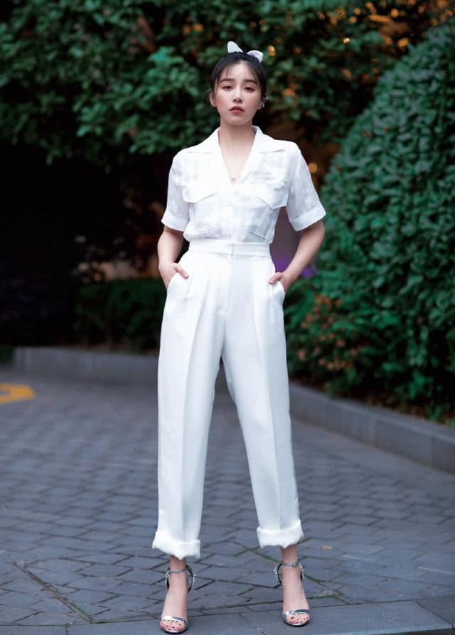 闞清子長發太美！白色收腰連衣裙氣質優雅甜美，一改以往帥氣風 娛樂八卦吃瓜 第4张
