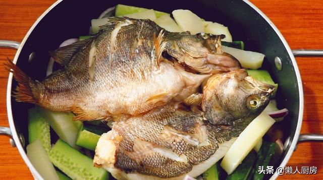 夏季，吃著烤魚，喝著啤酒，生活很愜意，這是家庭版烤魚的做法 熱愛美食 第20张