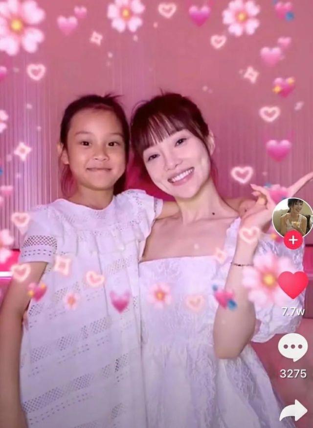 李小璐緊牽助理現身酒吧，穿吊帶秀性感身材，網友：夜生活挺豐富 娛樂八卦吃瓜 第8张