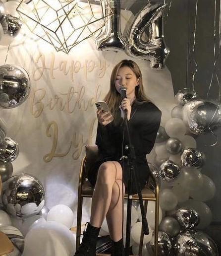 王菲女兒李嫣出街，穿超短褲身披黑色西裝，一頭黃發成熟不像14歲 娛樂八卦吃瓜 第7张