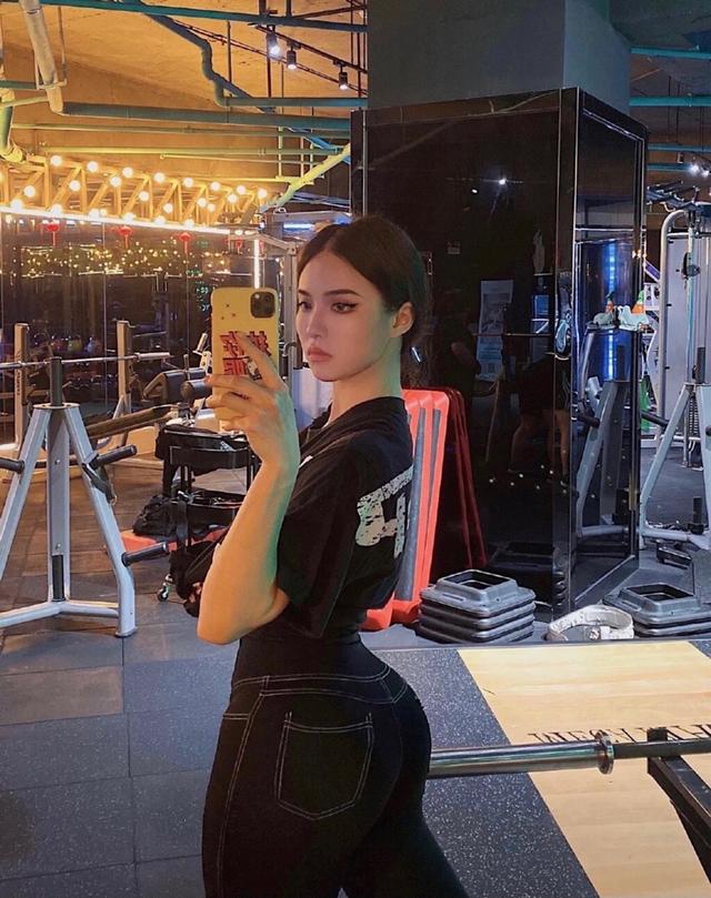 美女健身博主，帶你用一張瑜伽墊，練出完美腰臀比，一起來打卡吧 健身減肥達人 第1张
