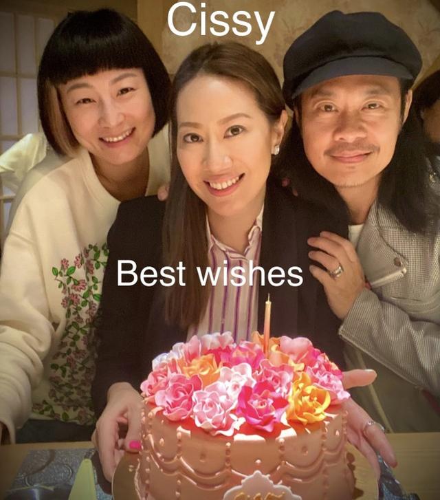 甄子丹妻子排場大，生日有關之琳到場陪伴，穿禮服慶祝很隆重 娛樂八卦吃瓜 第5张