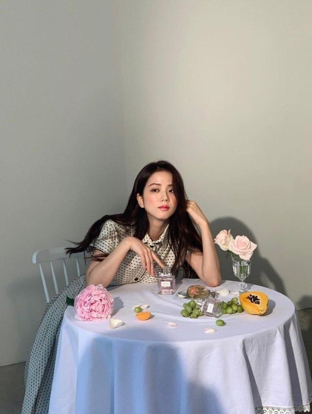 韓國「氧氣美女」金智秀，雜志花絮釋出，穿波點長裙演繹時尚復古 娛樂八卦吃瓜 第3张