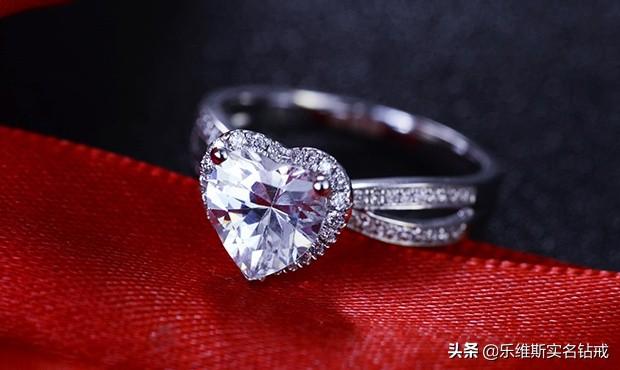 七夕情人节想要给对方惊喜，送女朋友钻戒怎么样？ 七夕送女朋友礼物排行榜