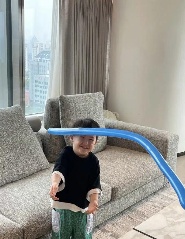 沈騰3歲兒子正臉罕見曝光，笑起來神態似沈騰翻版，肉嘟嘟的超萌 娛樂八卦吃瓜 第4张
