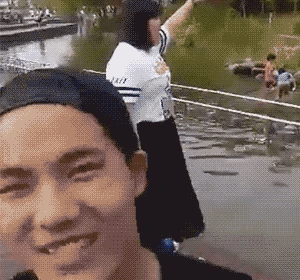 笑死我了，大叔狂刷100萬的禮物，終於跟網紅見了面，網友：不值 搞笑整蠱 第21张