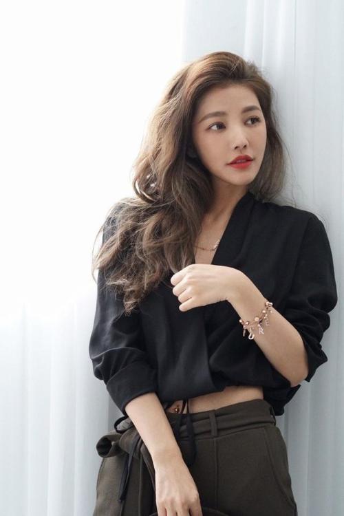 44歲大媽似少女，身材完美身段柔軟，凍齡的秘訣原來是瑜伽 街拍正妹 第2张