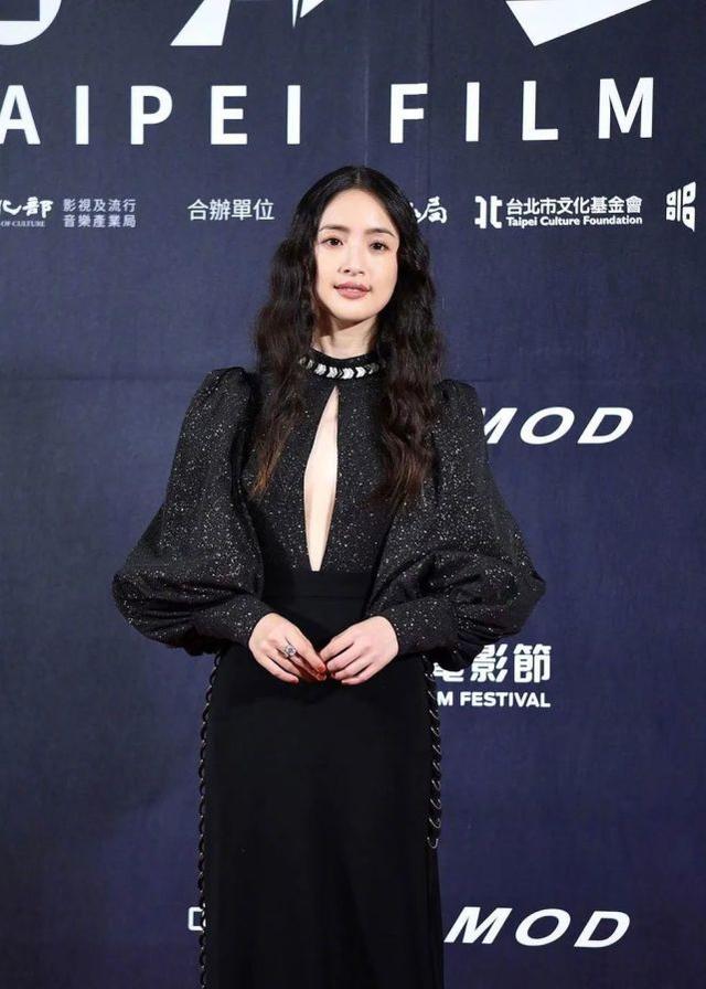 林依晨老了？穿黑色胸部開叉裙秀性感，泡麵中分卷發失敗略顯老氣 娛樂八卦吃瓜 第3张