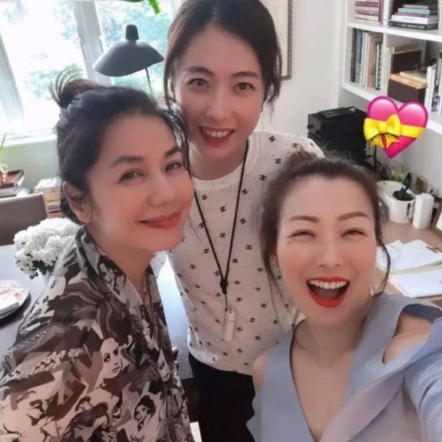劉鑾雄小29歲嬌妻甘比曬照！打扮低調不像闊太，和孩子玩耍很開心 娛樂八卦吃瓜 第6张