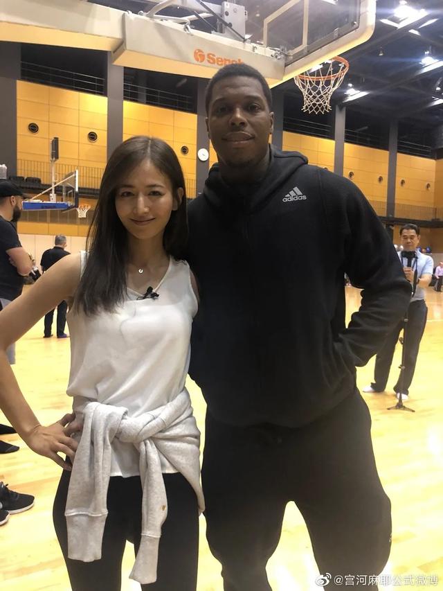 她是NBA「最火辣」女記者，身材高挑，氣質還符合亞洲人審美 街拍正妹 第15张