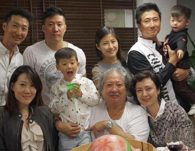 69歲洪金寶現身菜市場，身形消瘦輪椅代步，英雄遲暮也難堪 娛樂八卦吃瓜 第6张