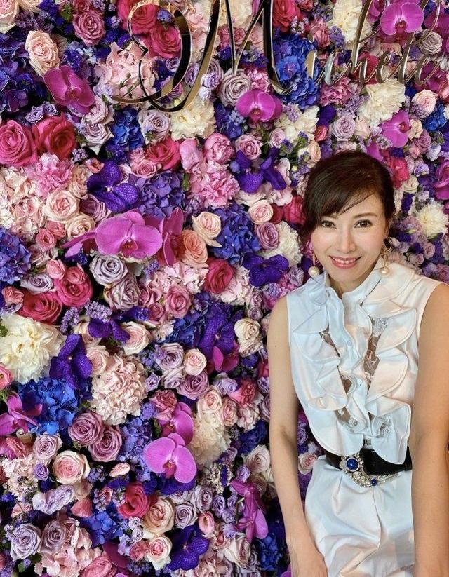 李嘉欣曬美照慶祝50歲生日！身穿無袖荷葉花邊裙，減齡十足顯貴氣 娛樂八卦吃瓜 第1张