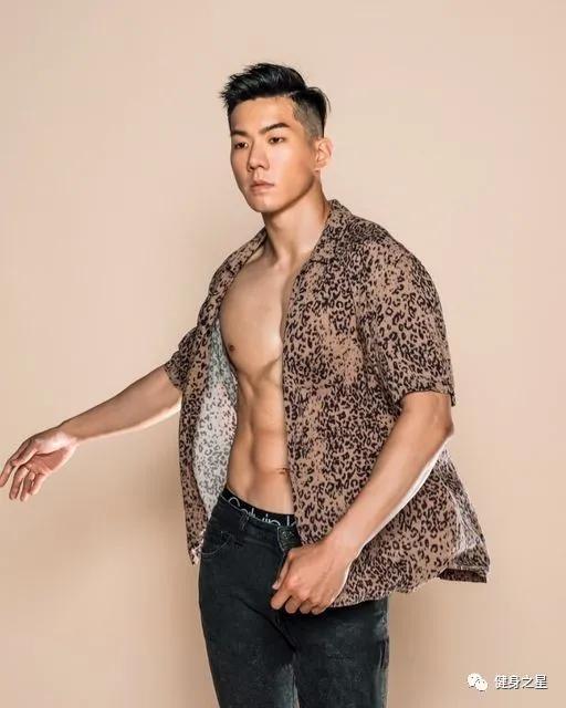 擼鐵5年蛻變肌肉型男，腹肌人魚線撩妹無數，健身果然是把整容刀 健身減肥達人 第3张