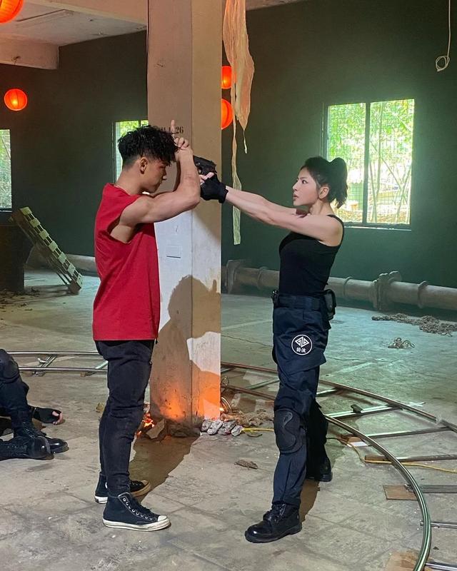 29歲女明星挑戰大重量硬拉，上圍傲人，網友：這身材好犯規 健身減肥達人 第11张