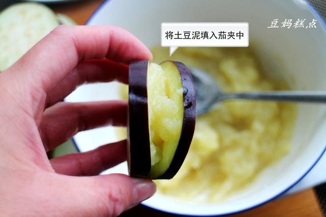 不用肉餡也能做茄夾，清淡少油，口感清新，素食者最愛 熱愛美食 第10张