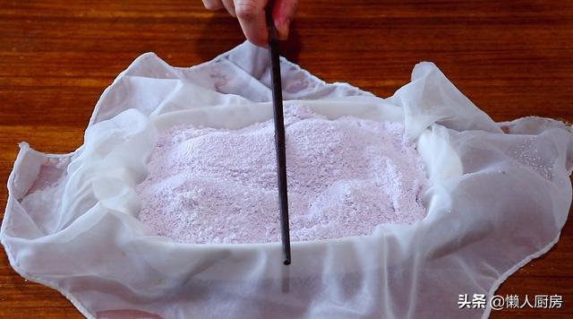 2塊紫薯，一碗大米粉，這是很多人兒時愛吃的紫薯松糕，松松軟軟 熱愛美食 第21张