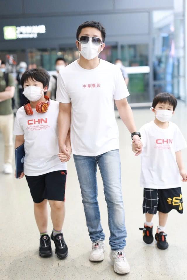 冉瑩穎曬一家五口合照，小兒子正面照曝光，留長發好像在當女兒養 娛樂八卦吃瓜 第7张