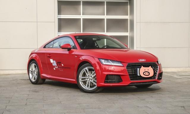 这辆豪华汽车奥迪TT不仅性能好，而且也会给人带来良好的驾驶体验