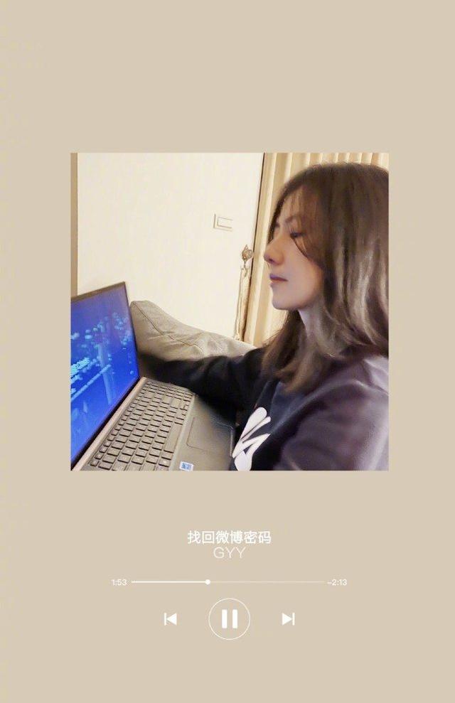 高圓圓開始營業！穿印花T恤配淺藍色牛仔短褲，生完娃後還像少女 娛樂八卦吃瓜 第1张