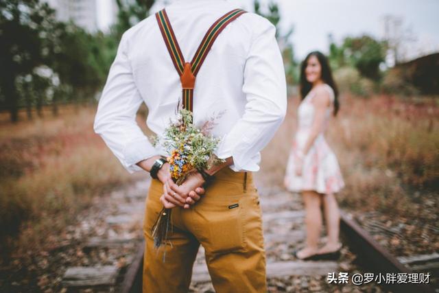 情人节送给女朋友什么礼物与男友恋爱一个月，情人节只发了200红包，算不算抠