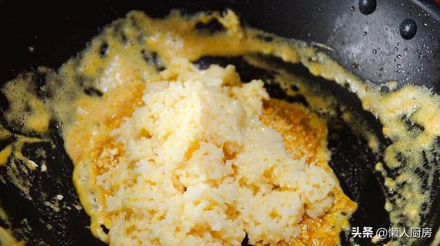 蛋炒飯該怎麼炒？這是電視中女廚師的做法，吃貨總裁被一碗飯降服 熱愛美食 第22张